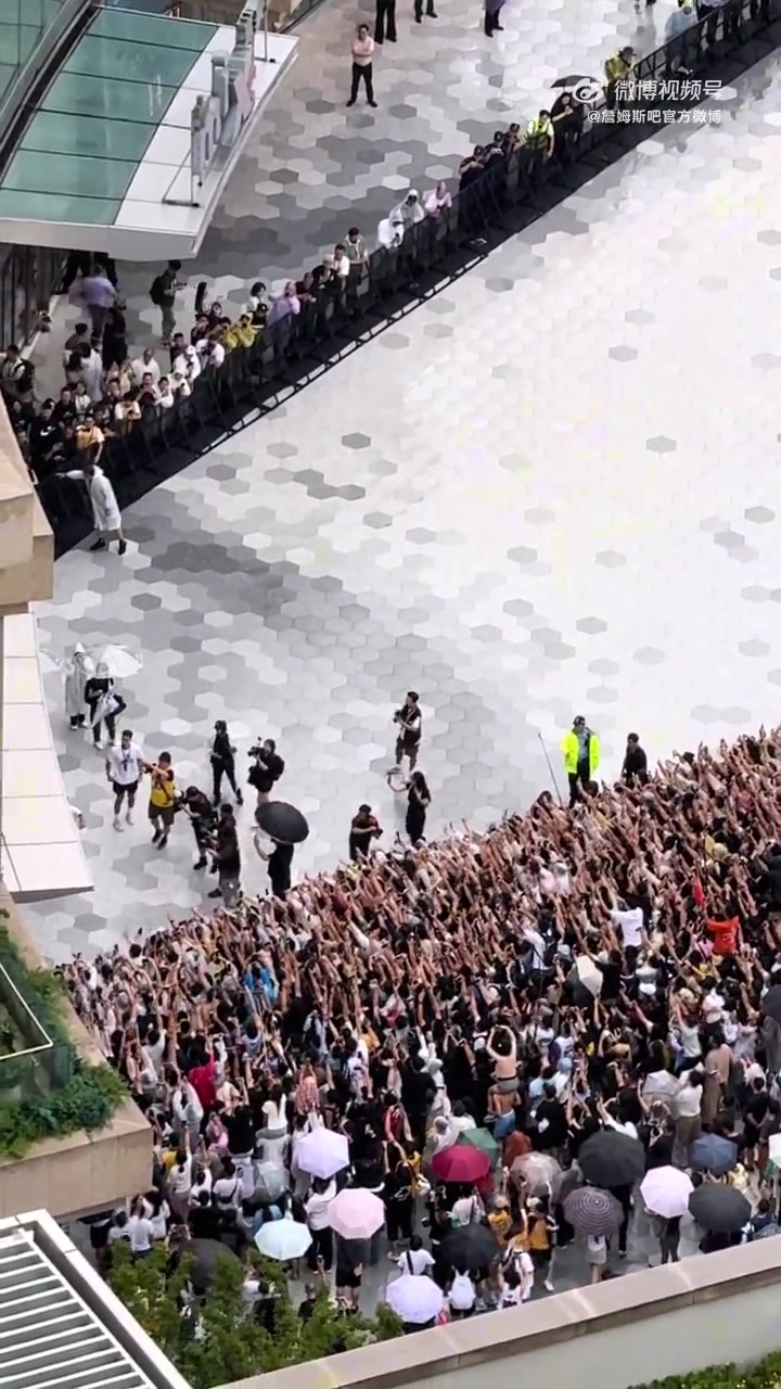 詹姆斯中国行成都站完整原声录像：全场高呼LBJ 詹姆斯冒雨互动