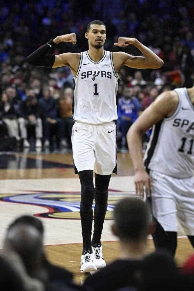 mk体育官网-马刺8人上双大胜费城40分！文班6封盖送火锅盛宴 抢MVP还要冲冠|文班亚马|佩恩|圣安东尼奥马刺队|俄克拉荷马雷霆队|泰雷塞·马克西_新浪体育_新浪新闻