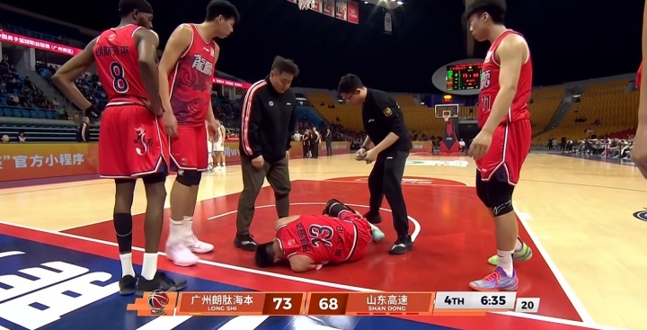 mk体育入口-😭不要啊！郭艾伦反击对抗后 抱着左膝痛苦倒地 被担架车送出场