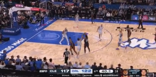 mk体育下载-骑士连进5个三分追到2分了！米切尔接哈登传球借掩护干拔三分轰进