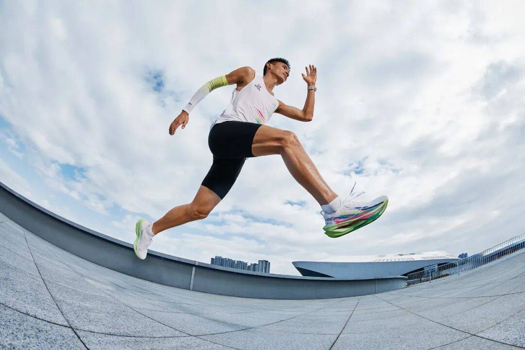 mk体育官网-中国马拉松跨入&amp;quot;205时代&amp;quot;背后，一款跑鞋的二十年押注